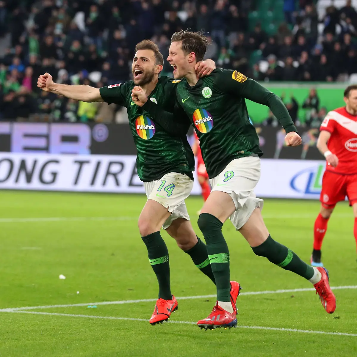 Geteilte-Freude-ist-doppelte-Freude-Wout-Weghorst-rechts-durfte-sogar-dreimal-jubeln
