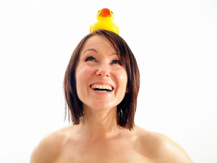 Aufrechtstehen und lachen: Nimmt der Körper eine andere Haltung ein, lässt sich auch die Psyche - zumindest kurzfristig - darauf ein.