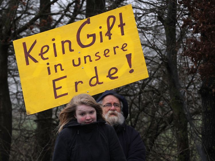 Bürger der Interessengemeinschaft "Schönes Lünne" demonstrieren vor der Baustelle zur Erdgasprobebohrung des Energieerzeugers ExxonMobil.