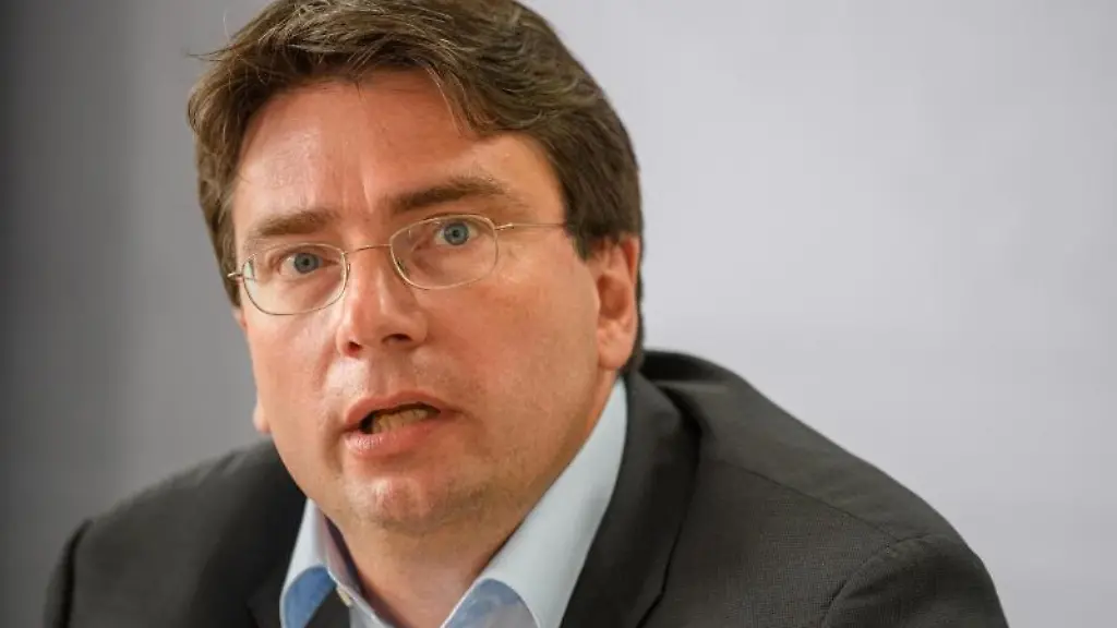 Florian-von-Brunnb-SPD-pricht-auf-einer-Pressekonferenz