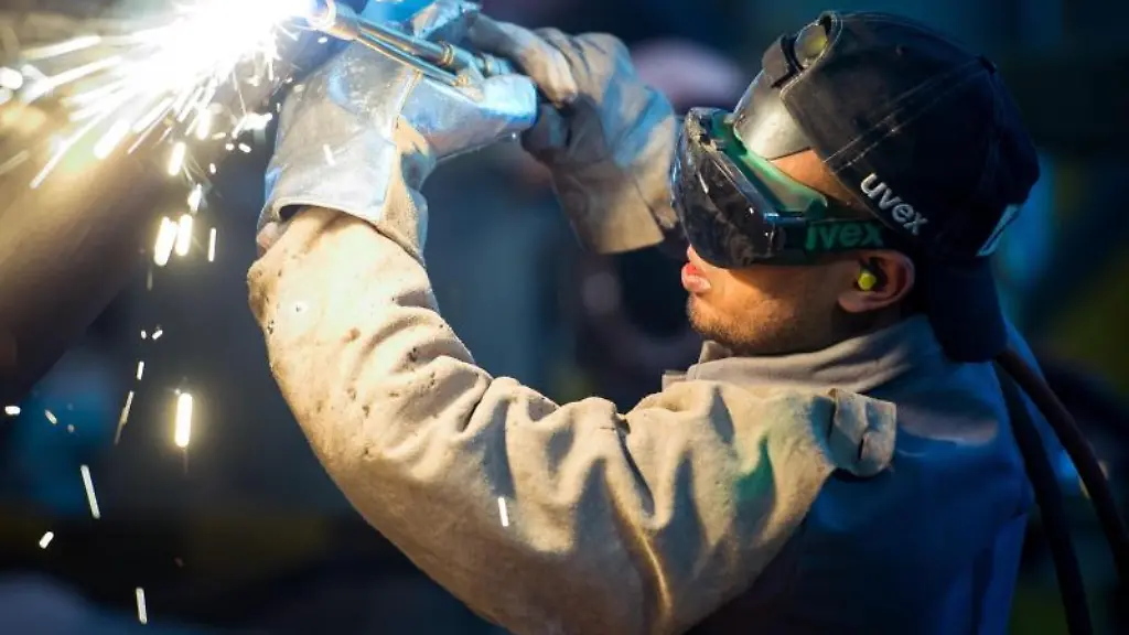 Ein-Mann-aus-Somalia-der-zuvor-als-Schweisser-ausgebildet-wurde-arbeitet-an-einem-Stahlsegment