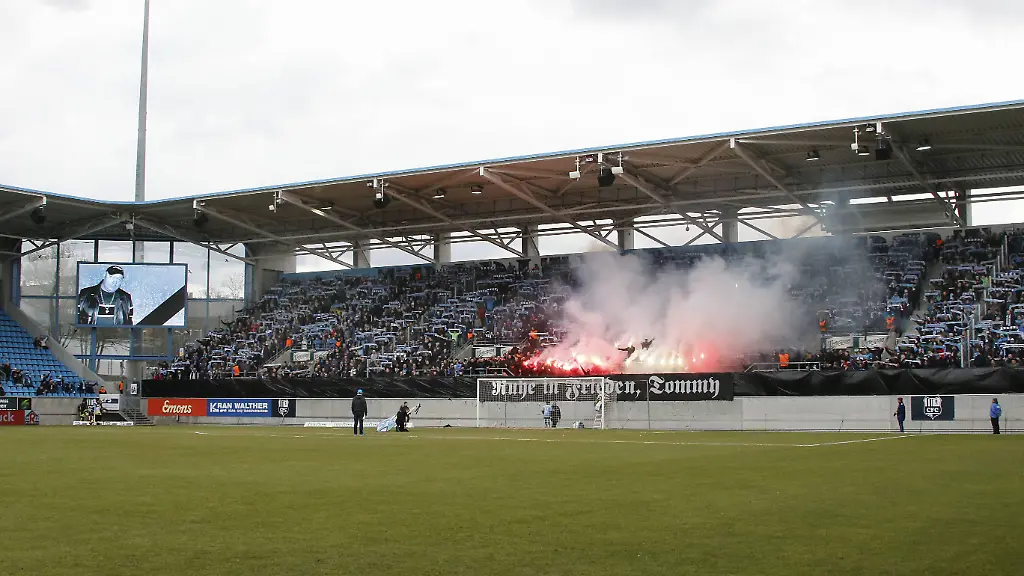 Die-FC-Chemnitz-Fans-gedachten-Neonazi-Thomas-Haller-mit-Pyrotechnik
