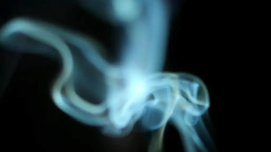 Der-Rauch-einer-brennenden-Zigarette