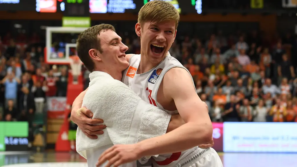 Vechtas-Youngster-Philipp-Herkenhoff-links-und-Luc-van-Slooten-feiern-ihren-Coup-gegen-den-FC-Bayern