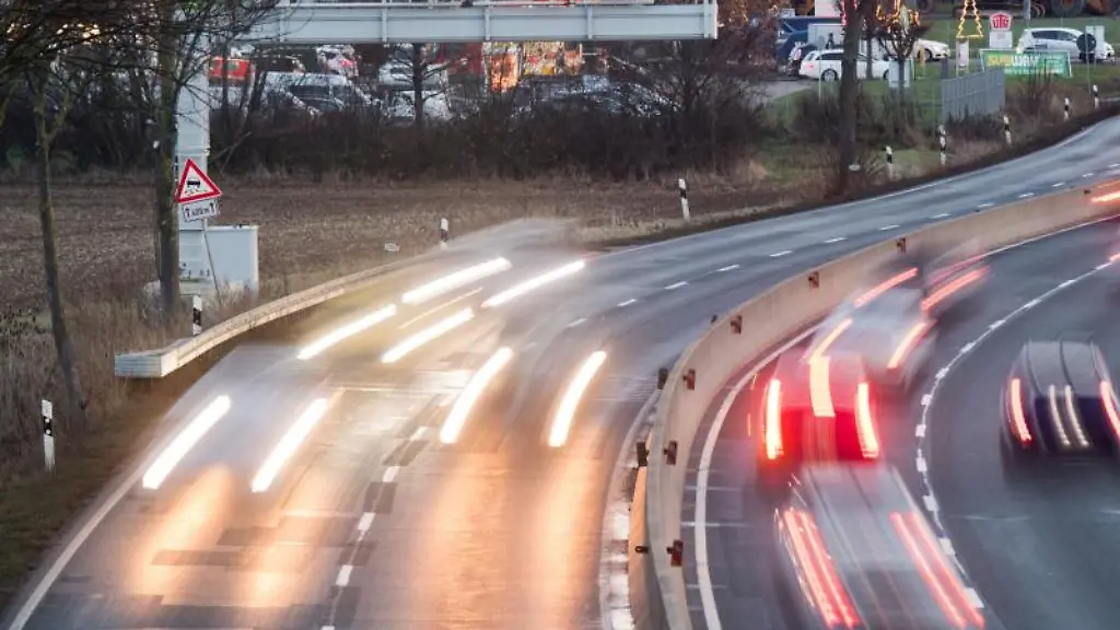 Autos-fahren-auf-einer-Bundesstrasse-in-der-Region-Hannover-an-einem-Streckenradar-vorbei