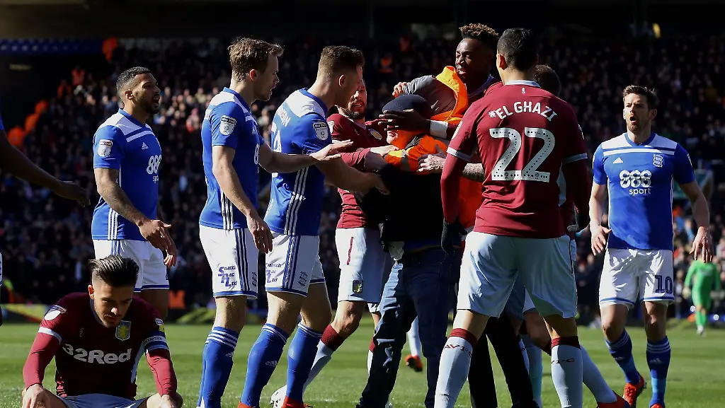 Der-Moment-nach-dem-Zwischenfall-Jack-Grealish-am-Boden