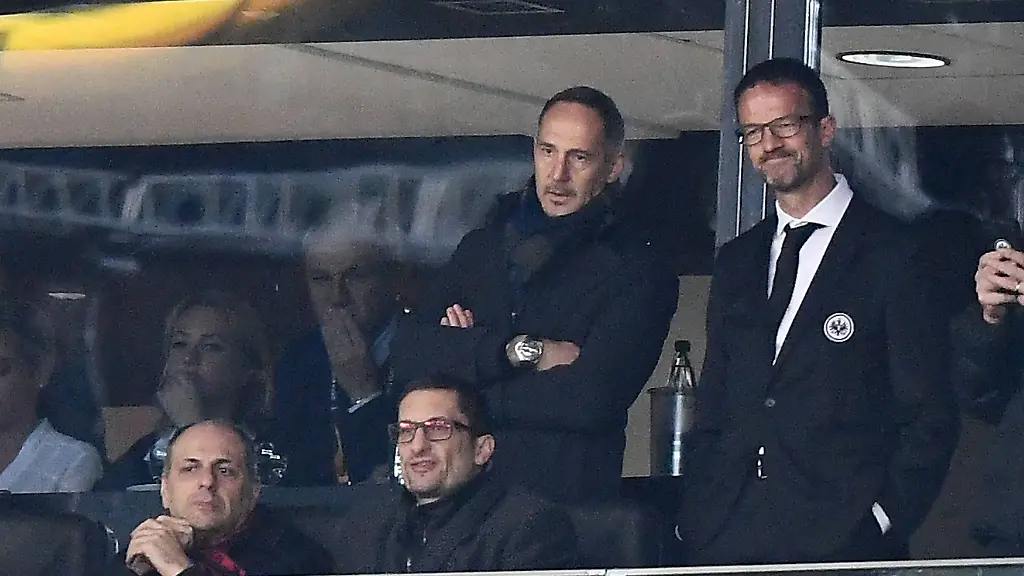 Eintracht-Coach-Adi-Huetter-wurde-auf-die-Tribuene-verbannt