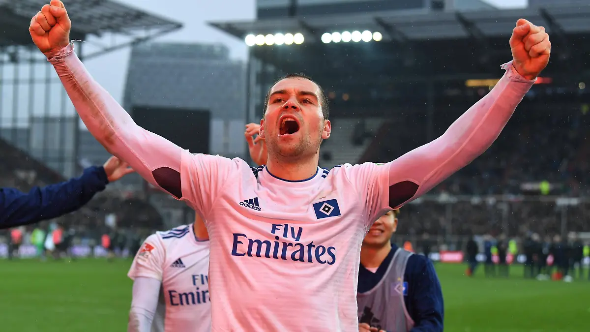 Lasogga-laesst-sich-von-seinen-Fans-feiern