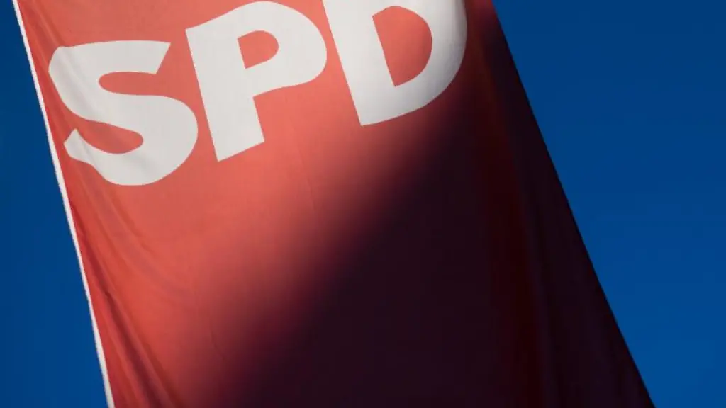 Ein-Schatten-faellt-auf-eine-Fahne-mit-dem-SPD-Logo
