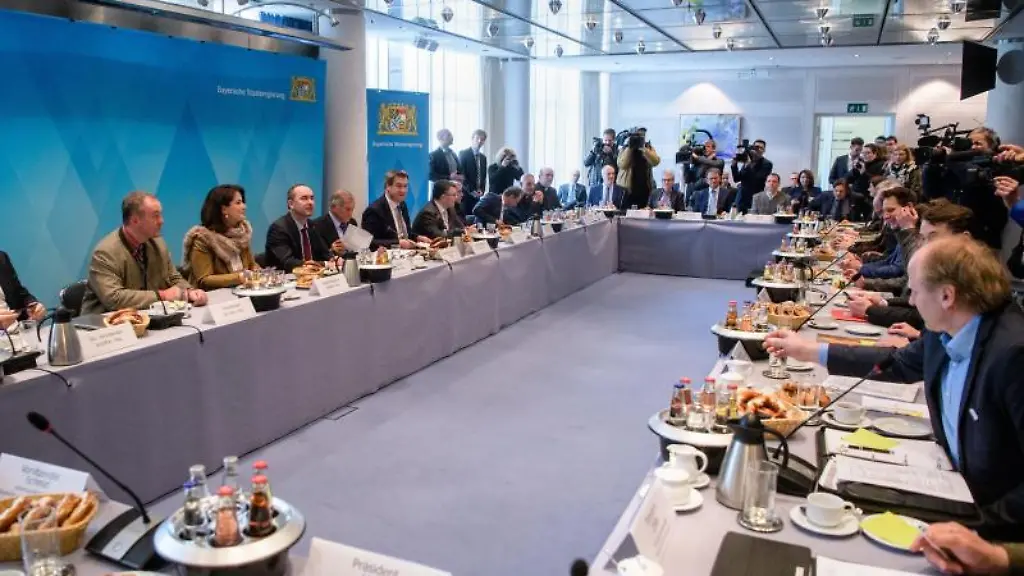 Zahlreiche-Vertreter-der-Staatsregierung-von-Umweltaktivisten-und-weiteren-Verbaenden-sitzen-bei-einem-ersten-Treffen-des-Runden-Tischs-in-der-Staatskanzlei-zur-Kompromisssuche-nach-dem-erfolgreichen-Volksbegehren-zum-Artenschutz