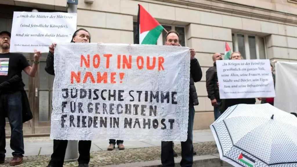 Demonstranten-halten-ein-Transparent-mit-der-Aufschrift-Not-in-our-Name-Juedische-Stimme-fuer-Frieden-in-Nahost