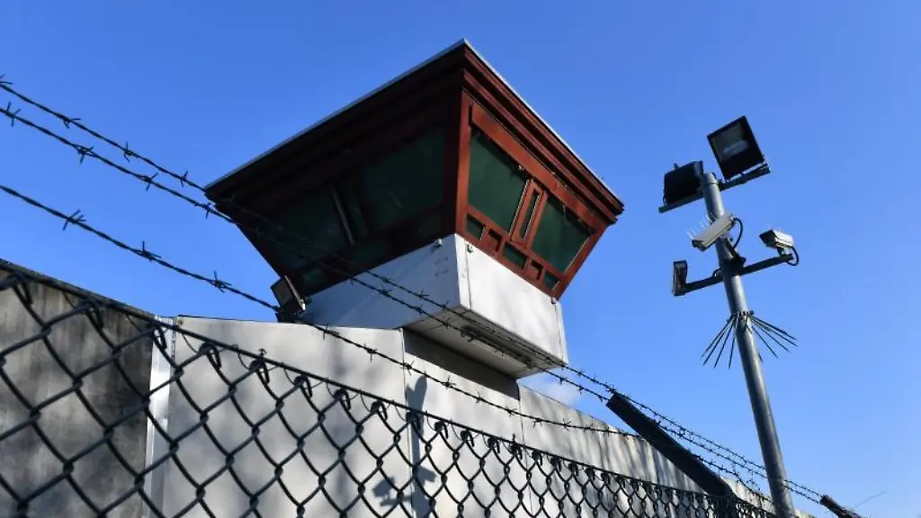 Wachturm-auf-dem-Gelaende-der-Justizvollzugsanstalt-Tegel