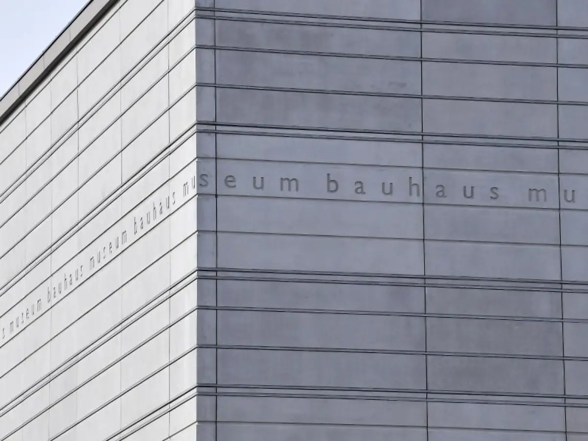 Am-neuen-Bauhaus-Museum-ist-ein-Schriftband-bauhaus-museum-zu-sehen-Foto-Martin-Schutt