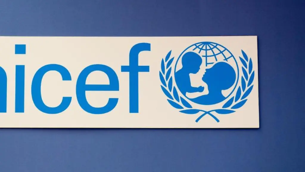 Das-Logo-von-Unicef-ist-an-einer-Wand-befestigt