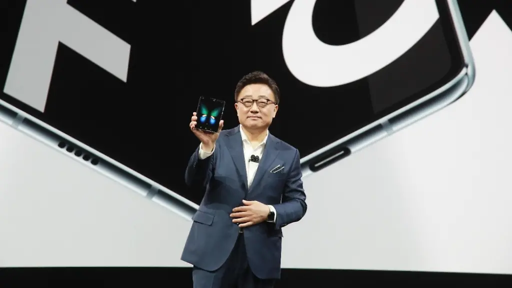 Samsung-Galaxy-Fold-DJ-Koh