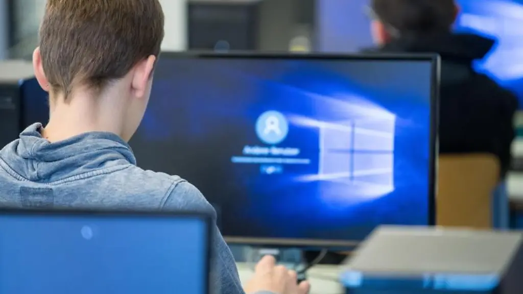 Ein-Schueler-nimmt-am-IT-Unterricht-teil
