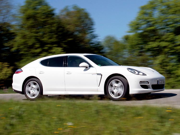 Luxus ohne Reue: Zum Bäcker und zurück kann man mit diesem Panamera auch rein elektrisch fahren.
