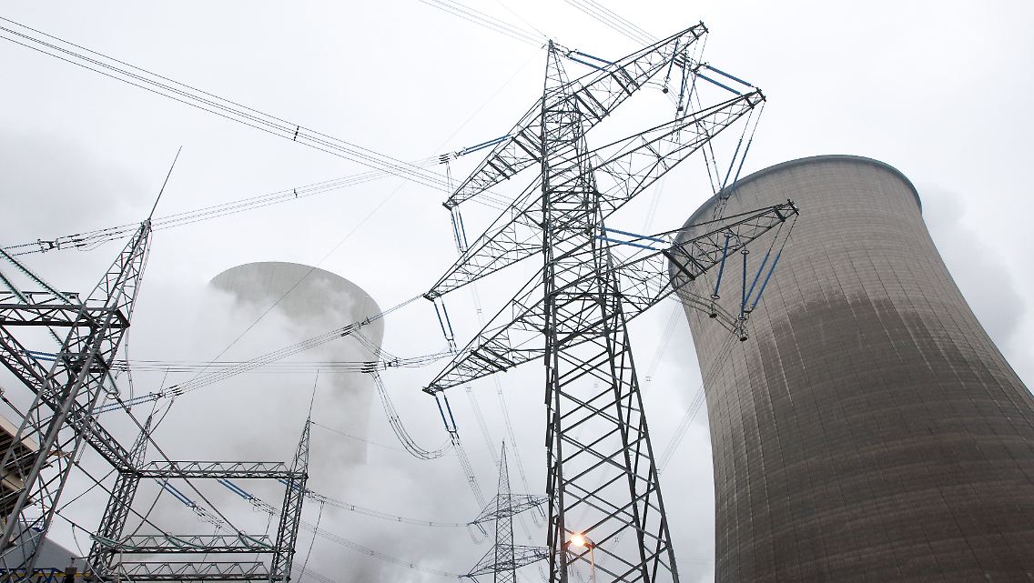 Außenansicht der Energieableitung vom Gas- und Dampfkraftwerk (GuD) Lingen im Landkreis Emsland.