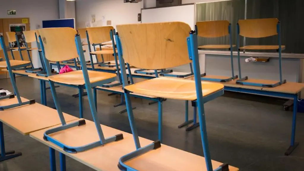 Stuehle-stehen-auf-den-Tischen-in-einem-Klassenzimmer-eines-Gymnasiums