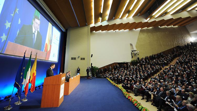 International anerkannt: Mario Draghi (links) bei einem Finanzkongress in Neapel (Archivbild).
