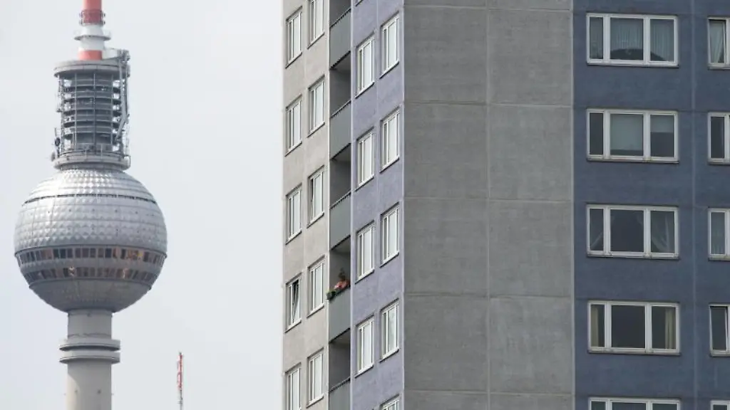 Der-Fernsehturm-hinter-einem-Wohnblock-in-Berlin-Mitte