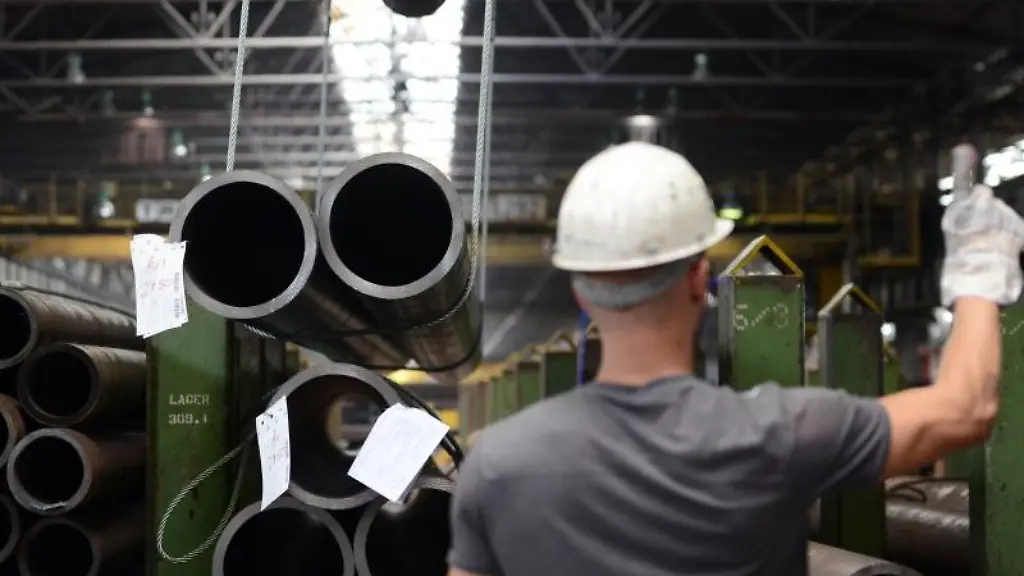 Ein-Arbeiter-verlaedt-in-Duesseldorf-in-der-Produktion-bei-Vallourec-Stahlrohre