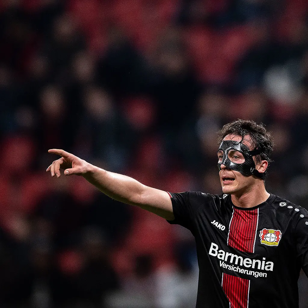 Julian-Baumgartlinger-spielte-nach-seinem-Nasenbeinbruch-vor-zwei-Wochen-mit-einer-Spezialmaske