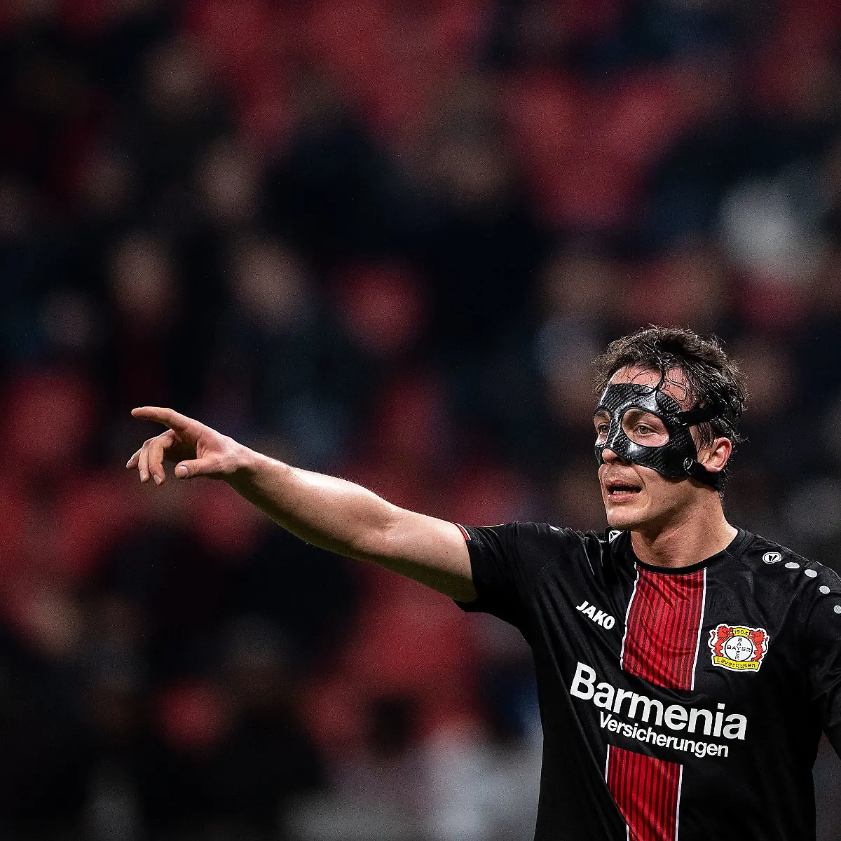 Julian-Baumgartlinger-spielte-nach-seinem-Nasenbeinbruch-vor-zwei-Wochen-mit-einer-Spezialmaske