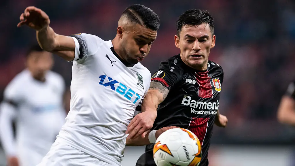 Leverkusens-Charles-Mariano-Aranguiz-und-Krasnodars-Wanderson-im-Zweikampf