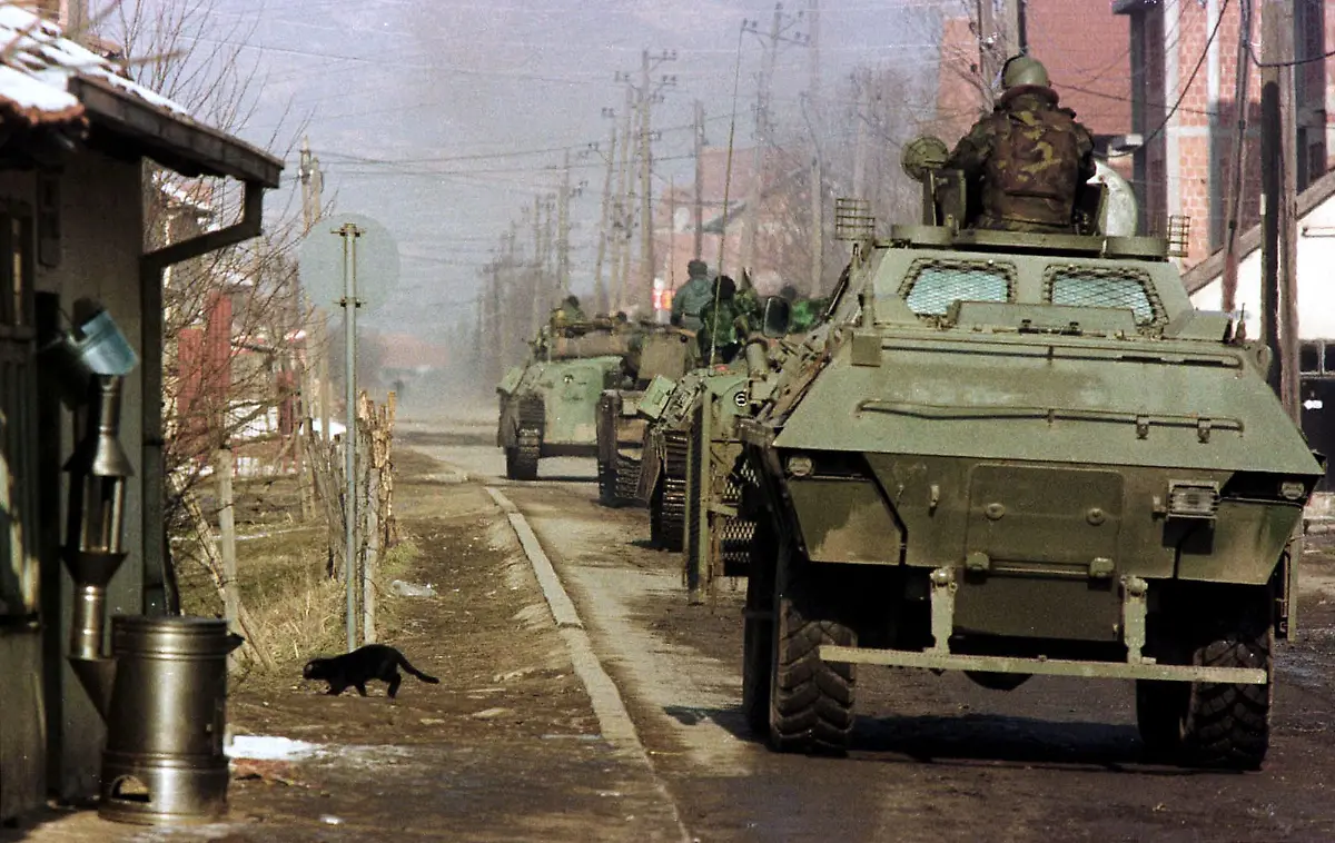 Am-9-Juni-einigen-sich-die-NATO-und-Jugoslawien-auf-einen-Abzug-der-serbischen-Truppen-aus-dem-Kosovo-und-die-Stationierung-einer-NATO-gefuehrten-Friedenstruppe-unter-UN-Mandat