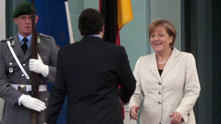 Herzlich willkommen im Kanzleramt: Merkel begrüßt Barroso.