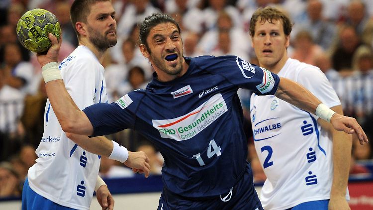 Jetzt darf er feiern: Bertrand Gille (Mitte) und der HSV Hamburg sind Deutscher Meister.