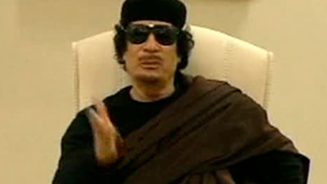 Mit Robe, Hut und Sonnenbrille zeigt sich Gaddafi im Fernsehen.