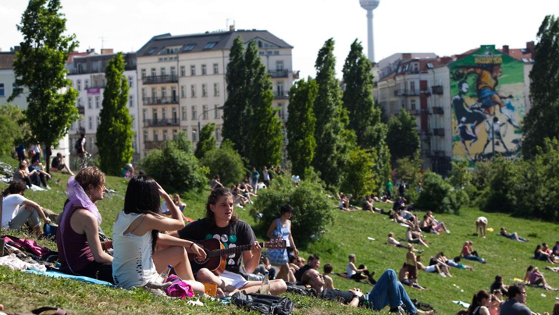 Große Wiesen, weiter Ausblick, Platz für jeden. Nur den Müll lassen viele einfach liegen - das tut dem Park nicht gut.