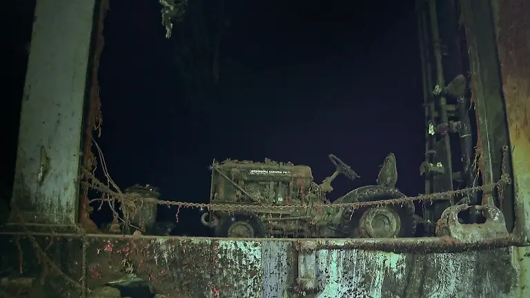 International-Harvester-aircraft-tug