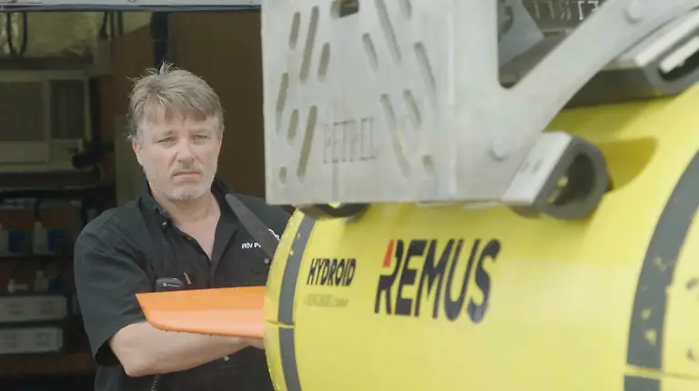 Rob-Kraft-deploying-AUV