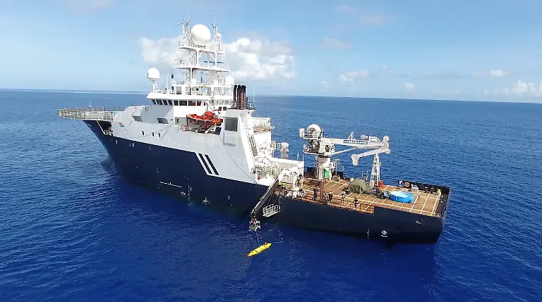 RV-Petrel-deploying-AUV