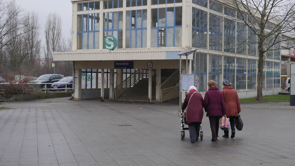 Alte-Damen-vor-S-Bhn-Ahrensfelde