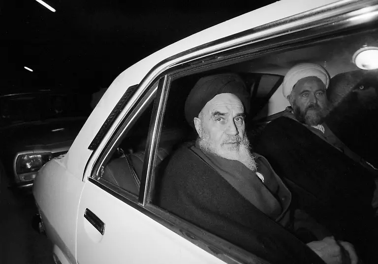 Schon-in-seinem-Pariser-Exil-wird-der-Ajatollah-von-vielen-Journalisten-als-heiliger-Greis-verklaert-als-eine-Art-Gandhi-des-Iran-Ein-kapitaler-Irrtum-wie-sich-bald-herausstellt