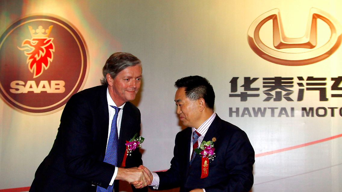 Mission in China gescheitert: Spyker-Chef Victor Muller mit Hawtai-Boss Zhang Xiugen.