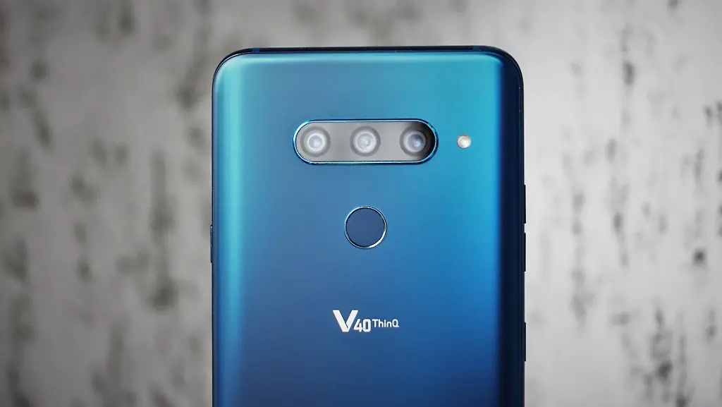 LG-V40-1