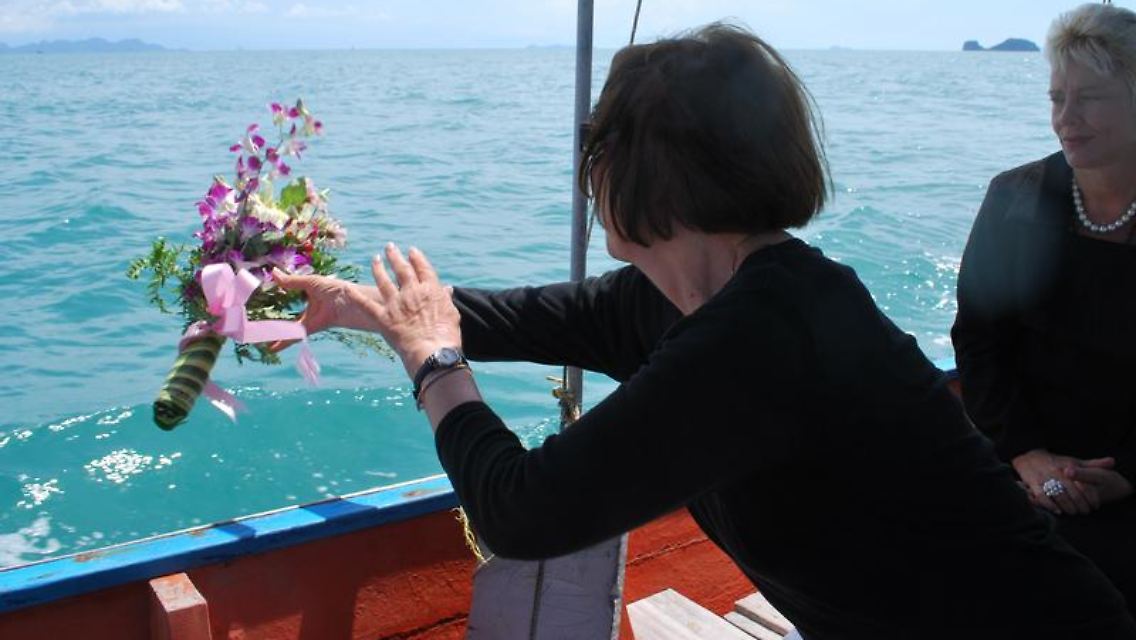 Ella Naef (l) hat die Asche ihres verstorbenen Sohnes in dem Meer verstreut. Liz Luxen (r) lebt seit 20 Jahren in Thailand und hat dort vor drei Jahren ein Beerdigungsinstitut gegründet.