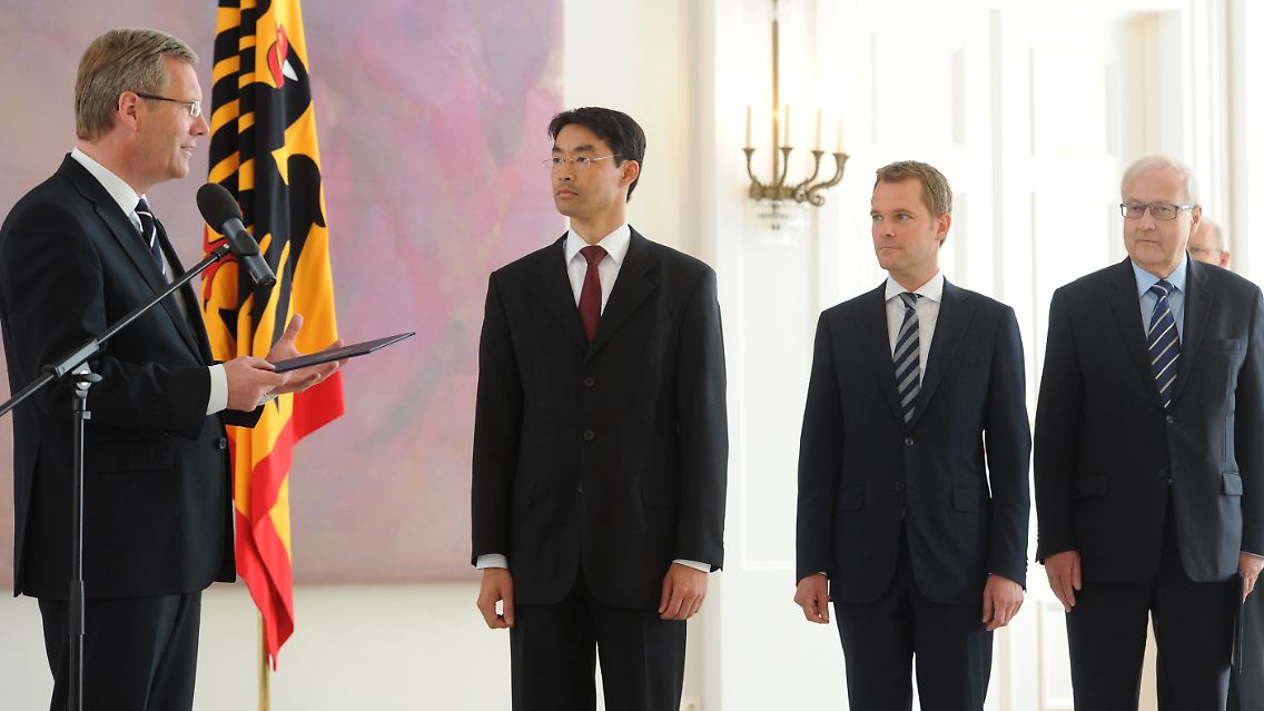 Wulff mit den Ministern Rösler, Bahr und Ex-Minister Brüderle (vl).