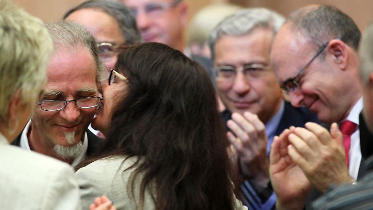Bei der Preisvergabe umarmt Birgit Lohmeyer ihren Mann Horst Lohmeyer.