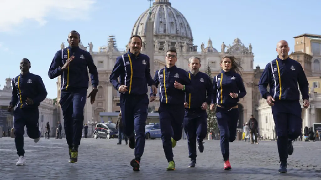 Neben-Geistlichen-gehoeren-auch-Leibgardisten-sowie-zwei-muslimische-Migranten-zum-Team-Athletica-Vaticana