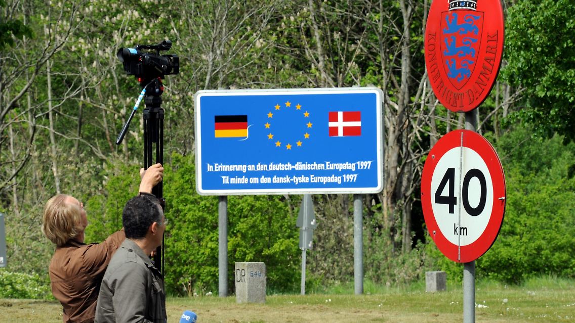 Die Entscheidung erregt Aufsehen: Ein Team des spanischen Fernsehens dreht am deutsch-dänischen Grenzübergang in Padborg bei Flensburg.