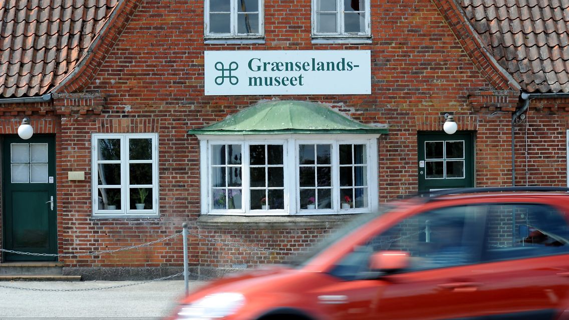 Vorbei am ehemaligen Grenzhaus, das heute ein Museum beherbergt, überquert ein Auto die deutsch-dänische Grenze in der Nähe von Tondern in Richtung Süderlügum.