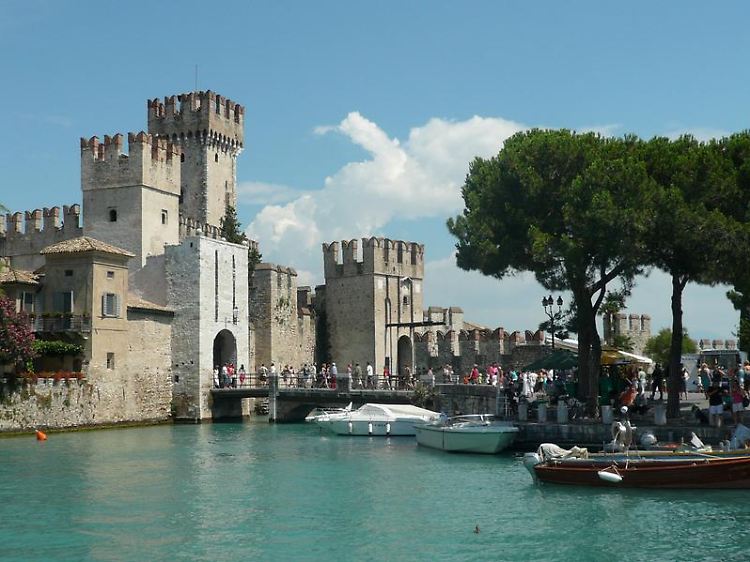 Ein Touristenmagnet: Besonders im Sommer ist die Halbinsel von Sirmione mit ihrer Scaligerburg von Besuchern überlaufen.
