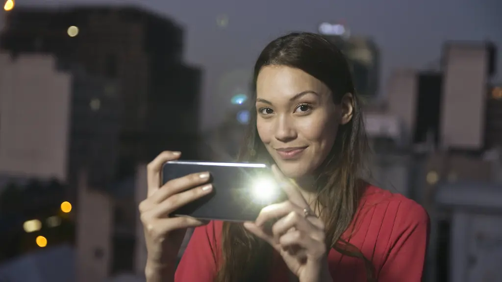 Frau-Smartphone-Blitz