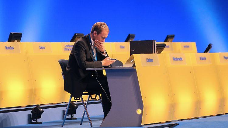 Lindner wartet auf den Beginn des Parteitags.